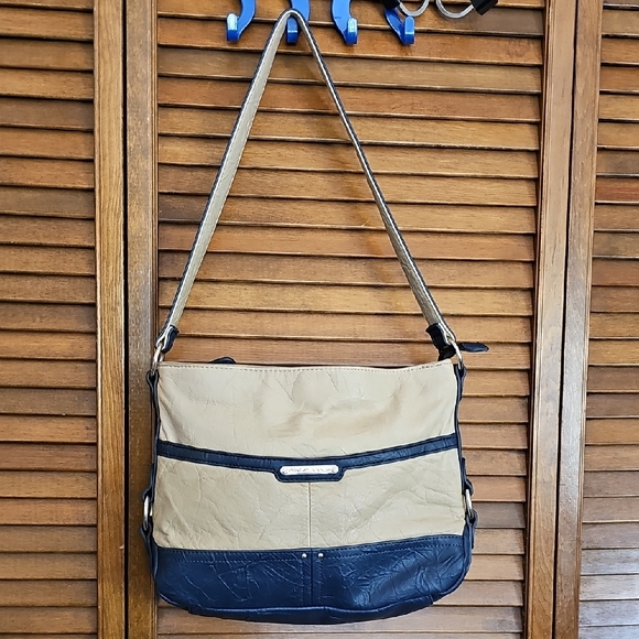 Stone Mountain real leather multi compartment shoulder bag - Picture 3 of 16